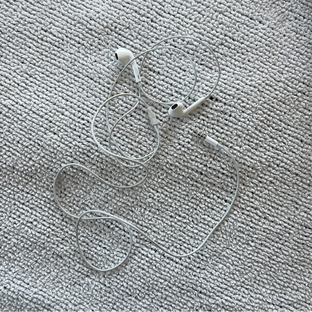 Apple White Wired Earbuds with original aux